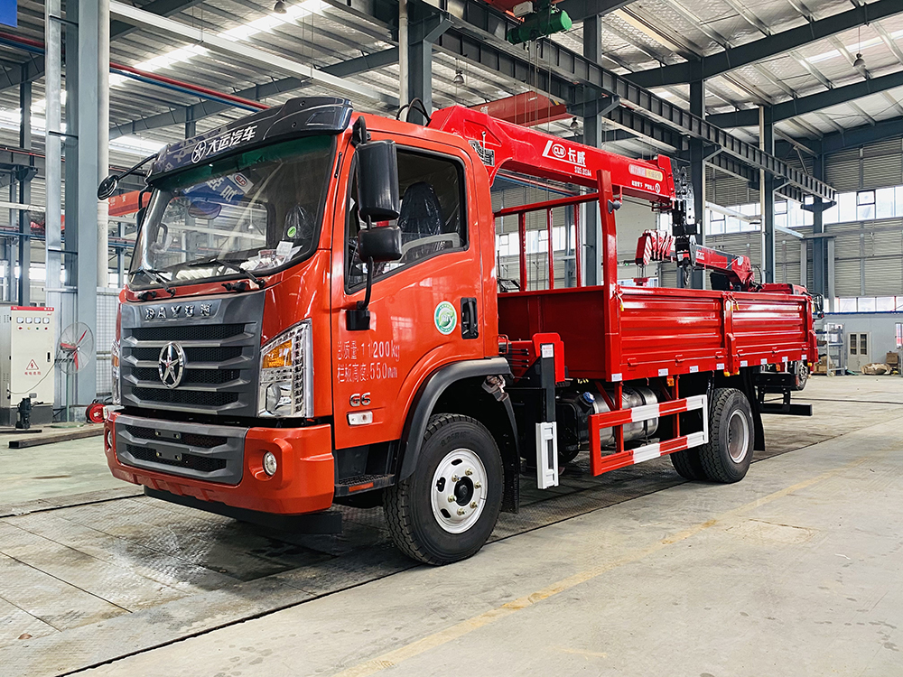 國六大運小黃牌單橋長威5噸四節(jié)直臂吊機隨車吊